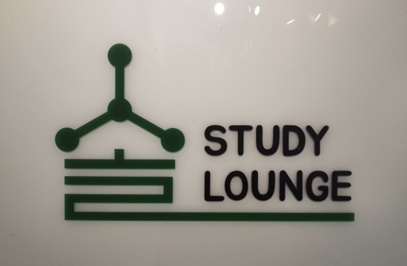 대치동 솔 스터디라운지 내부 로고 벽면